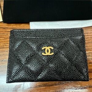 Chanel CLASSIC CARD HOLDER quilted 
 
Grained Calfskin & Gold-Tone Metal Black